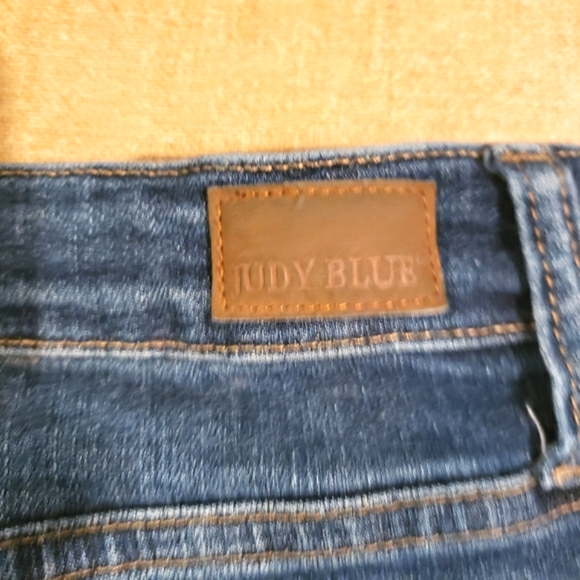 Judy Blue High-Rise Jean Capris Med Wash Denim With Factory Distressing Sz 15/31 - Picture 10 of 12